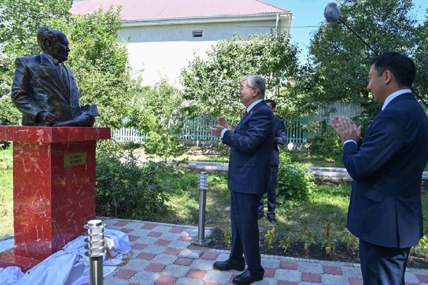 Президент РК открыл бюст Мухтара Ауэзова в Чолпон-Ате