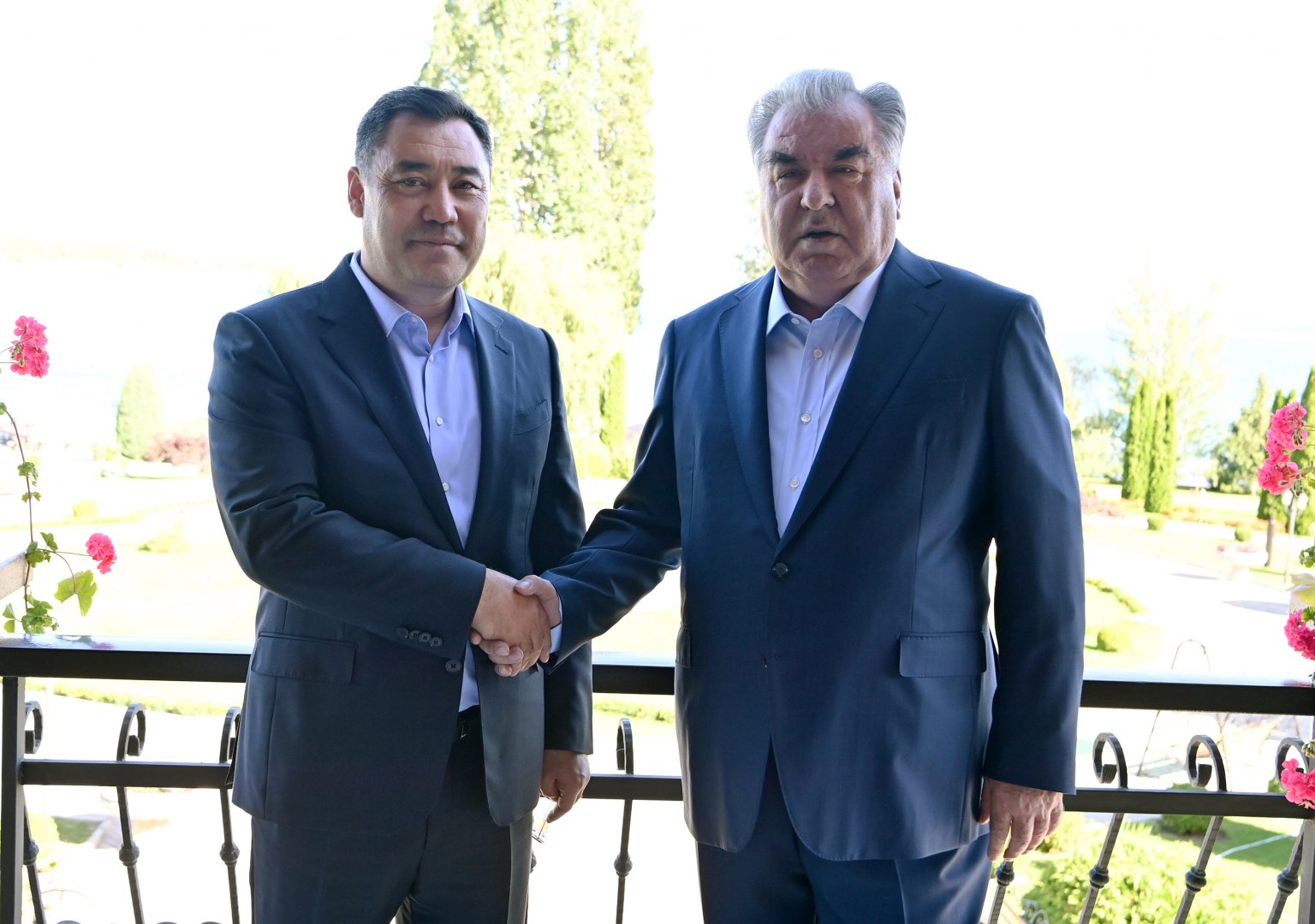 Садыр Жапаров и Эмомали Рахмон обсудили вопросы кыргызско-таджикского сотрудничества