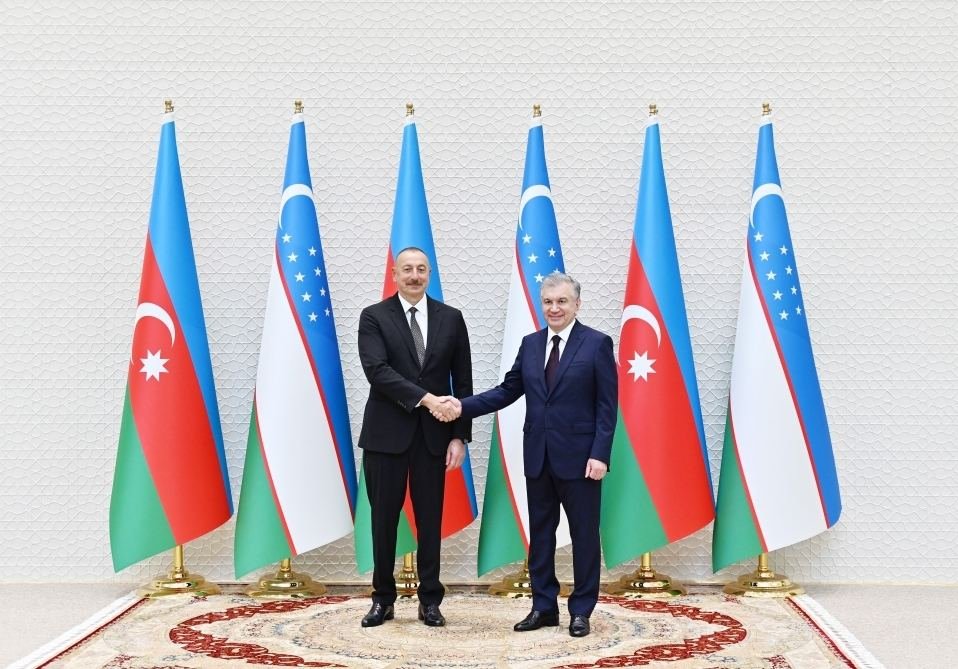 Президент Ильхам Алиев позвонил Шавкату Мирзиёеву