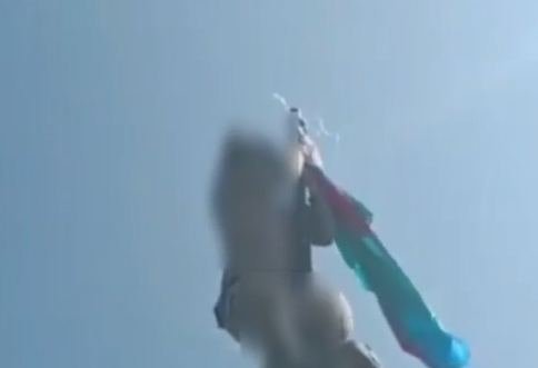 На горе Буздух развевается флаг Азербайджана