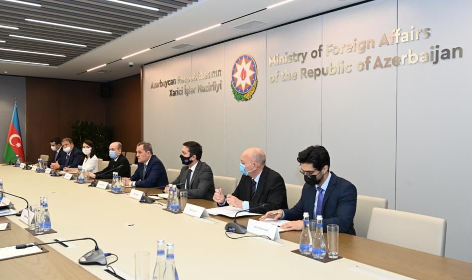 Началась встреча глав МИД Азербайджана и Алжира