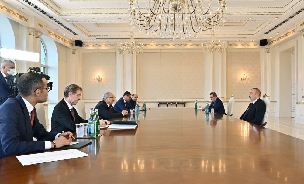 Президент Ильхам Алиев принял министра иностранных дел и национального сообщества Алжира