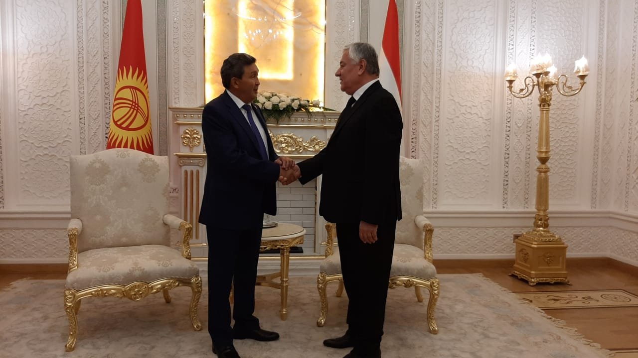 Председатель Верховного суда КР встретился с коллегой из Таджикистана