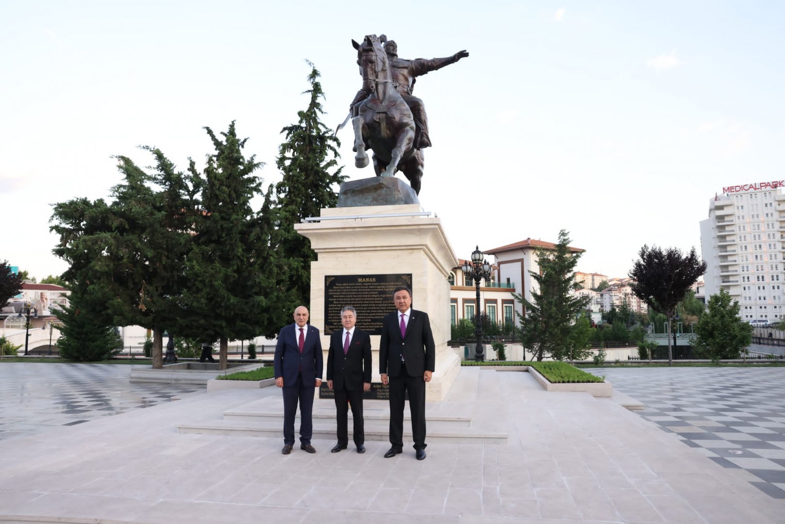 Глава МИД КР посетил памятник Манасу Великодушному в Анкаре