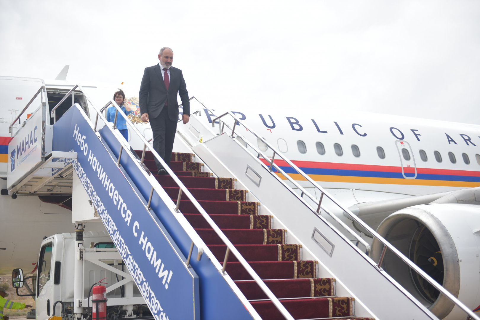 Кыргызстанга Армениянын премьер-министри Никол Пашинян келди