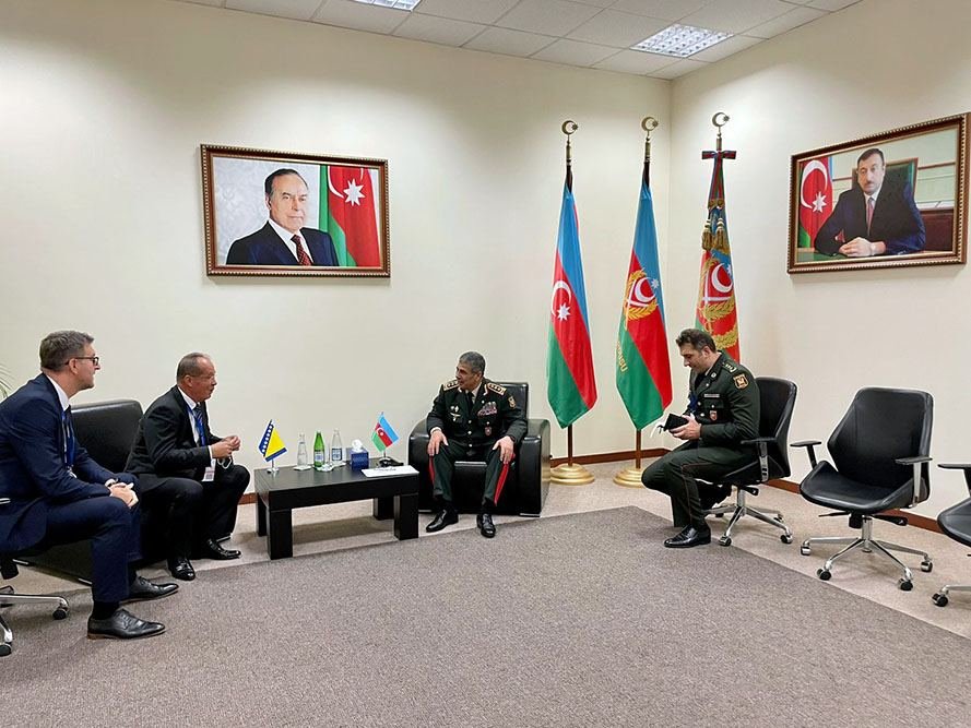Azerbaijani defense minister meets with his Bosnian counterpart (PHOTO)