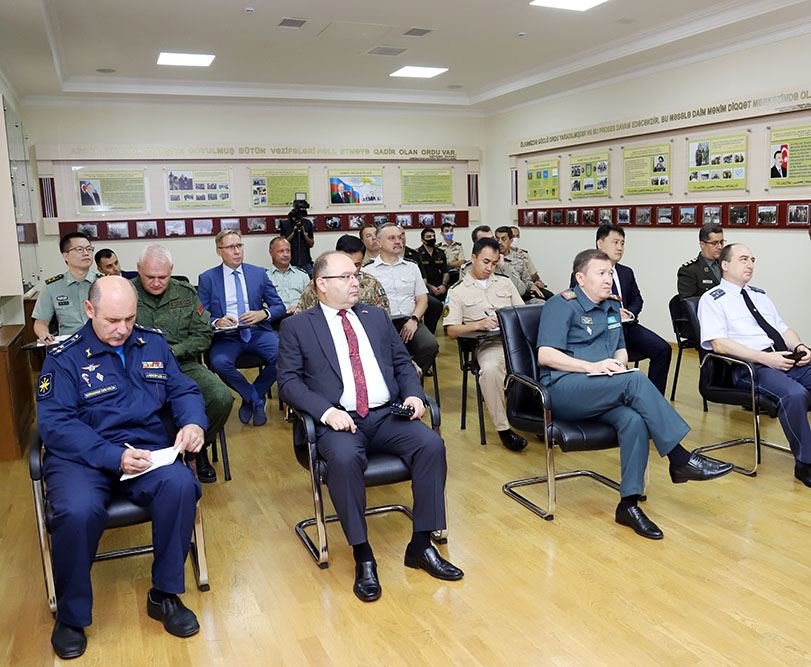 Azerbaijani MoD holds briefing for military attaches (PHOTO)