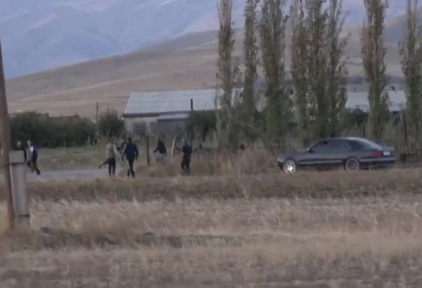 Армяне бегут из приграничного села Зод на границе с Кяльбаджаром (ВИДЕО)