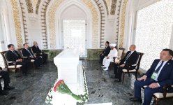 President Ilham Aliyev visits mausoleum of First President of Uzbekistan Islam Karimov (PHOTO)