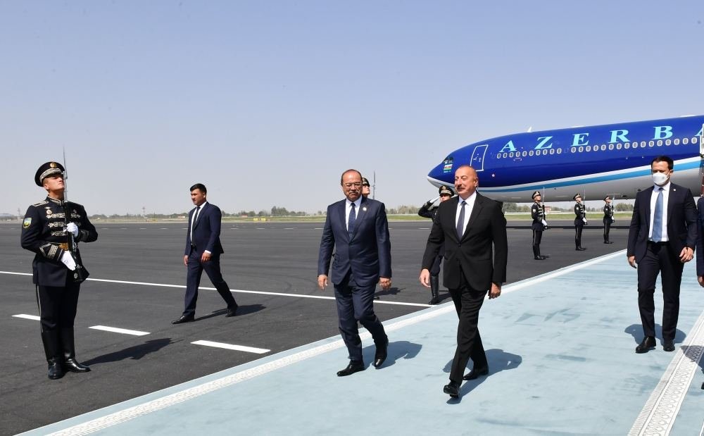 President Ilham Aliyev arrives in Uzbekistan for visit (PHOTO)