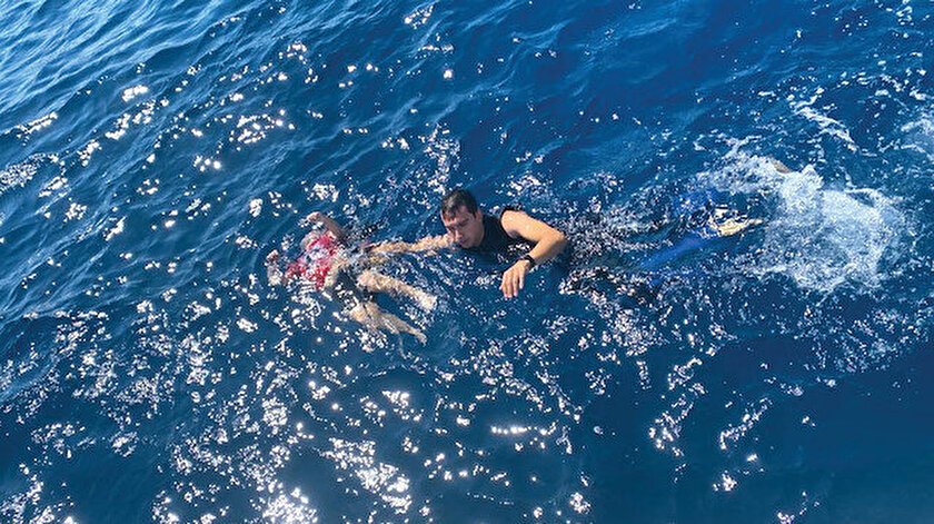 Yunan caniliği: 9 aylık bebeği denize attılar