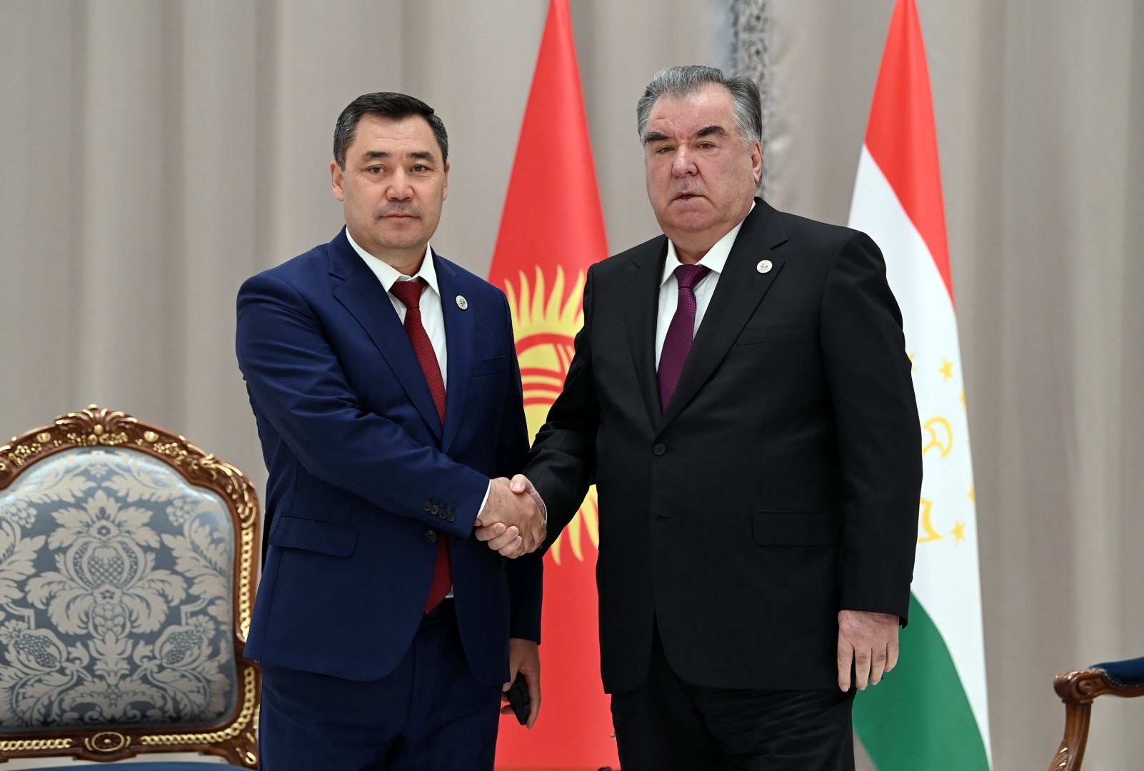 Kırgızistan Cumhurbaşkanı Caparov ile Tacikistan Cumhurbaşkanı Rahman sınırdaki durumu görüştü