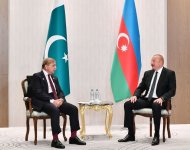Azerbaijani President Ilham Aliyev meets with Prime Minister of Pakistan in Samarkand (PHOTO)