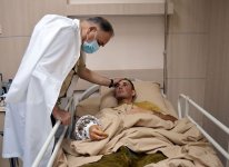 Azerbaijani Defense Minister meets with wounded being treated in military hospital (PHOTO/VIDEO)
