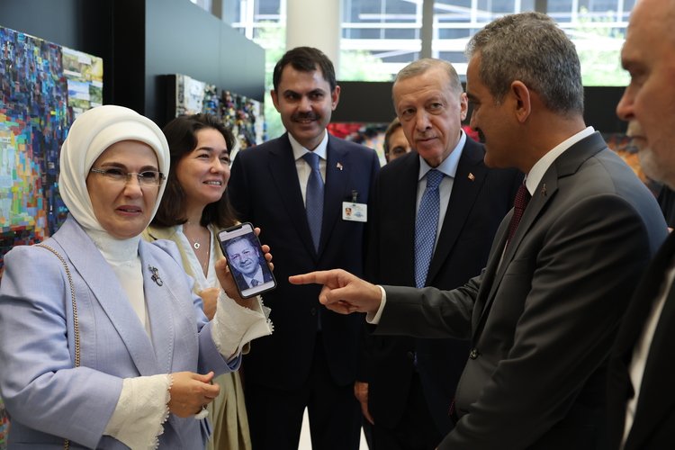 Erdoğan çifti, Türkevi'nde açılan atık sergisini gezdi