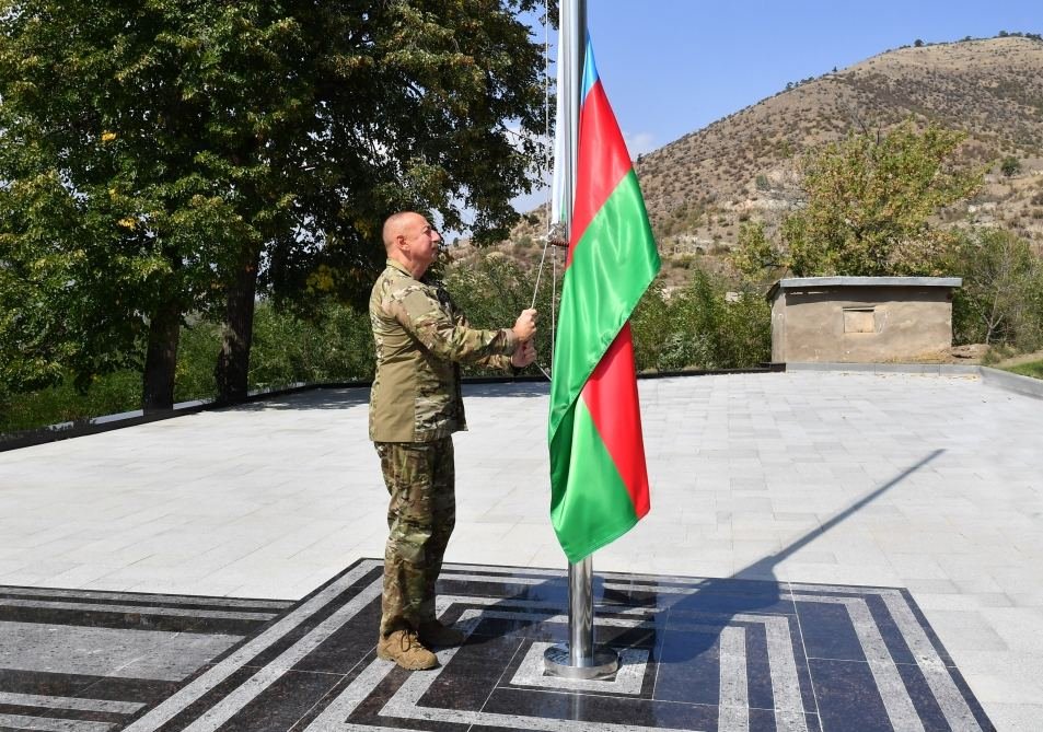 Prezident İlham Əliyev Laçın şəhərində Azərbaycan Bayrağını ucaldıb (FOTO)