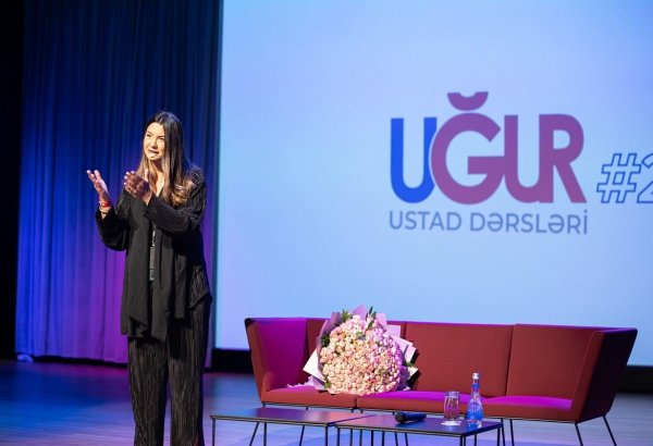 Türkiyəli jurnalist Fulya Öztürk şəhid ailələri ilə görüşüb (FOTO)