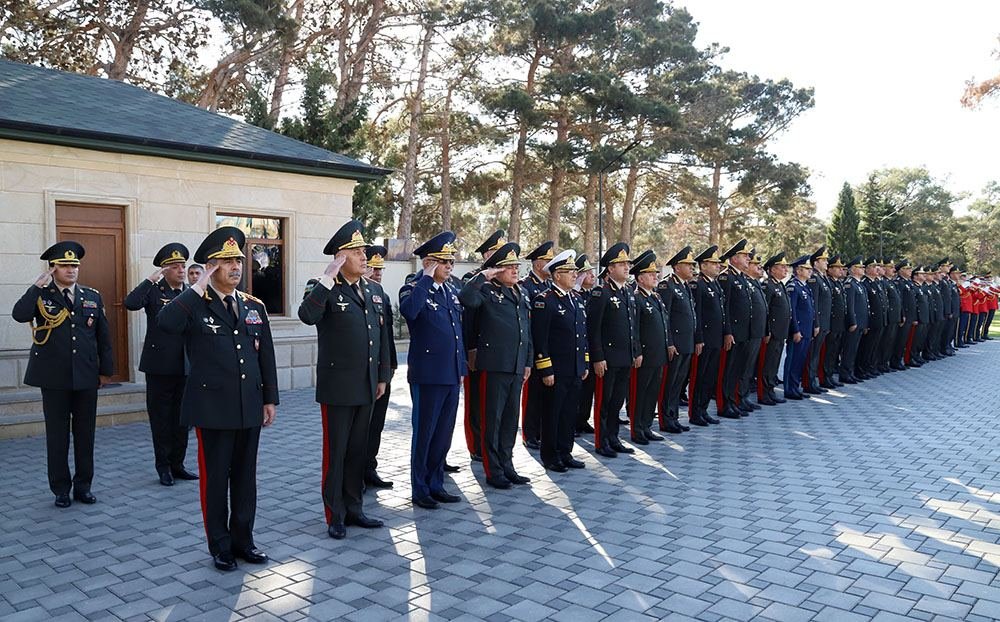Руководящий состав минобороны Азербайджана посетил Аллею почетного захоронения и Вторую Аллею шехидов (ФОТО/ВИДЕО)