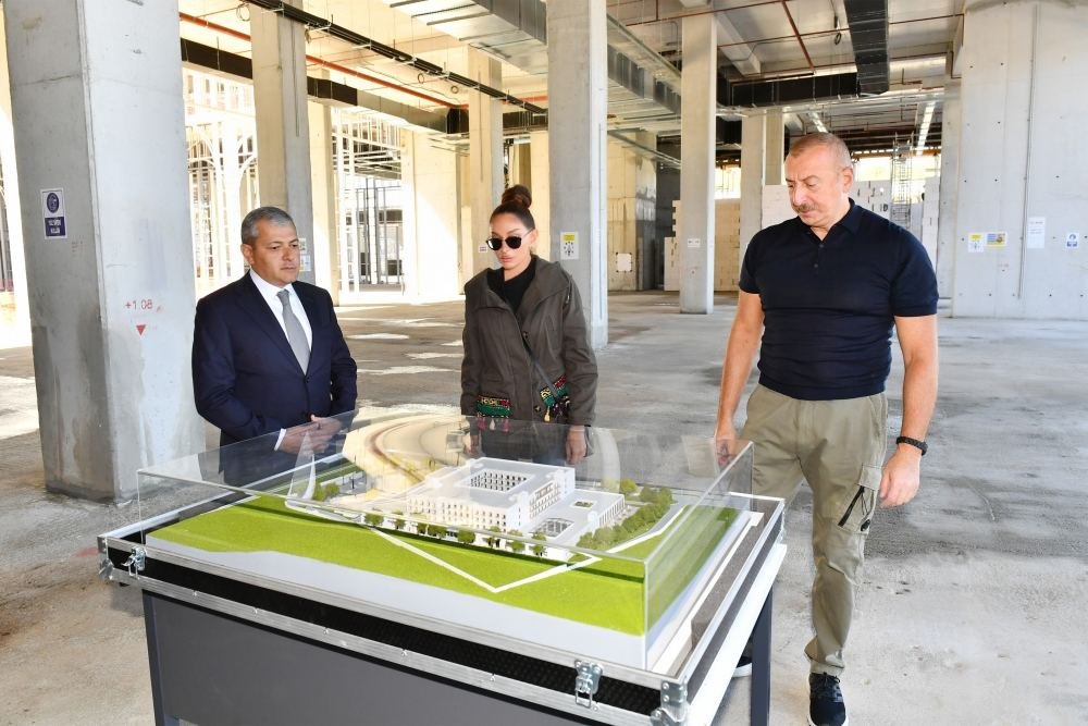 Президент Ильхам Алиев и Первая леди Мехрибан Алиева ознакомились с ходом строительных работ, проводимых в новом жилом комплексе в городе Шуша