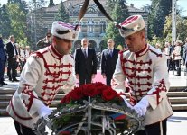 President Ilham Aliyev visits tomb of Unknown Soldier in Sofia (PHOTO)