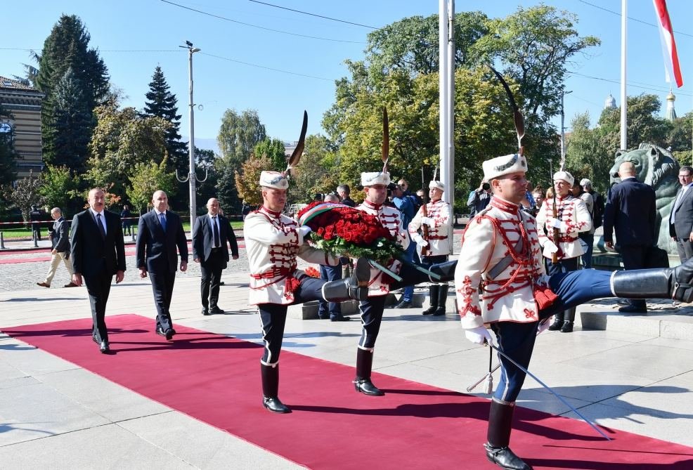 Президент Ильхам Алиев посетил в Болгарии могилу Неизвестного солдата (ФОТО)
