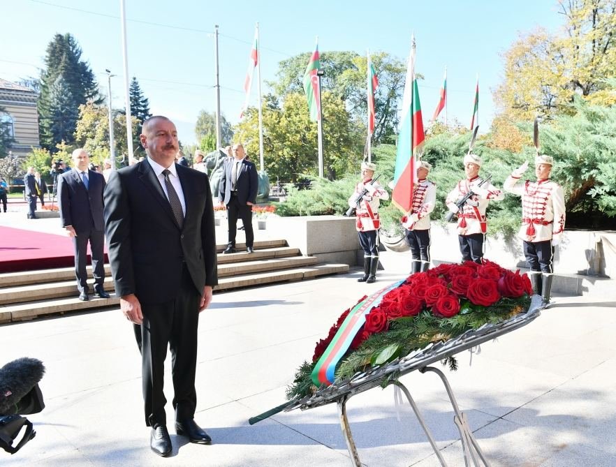 Президент Ильхам Алиев посетил в Болгарии могилу Неизвестного солдата (ФОТО)