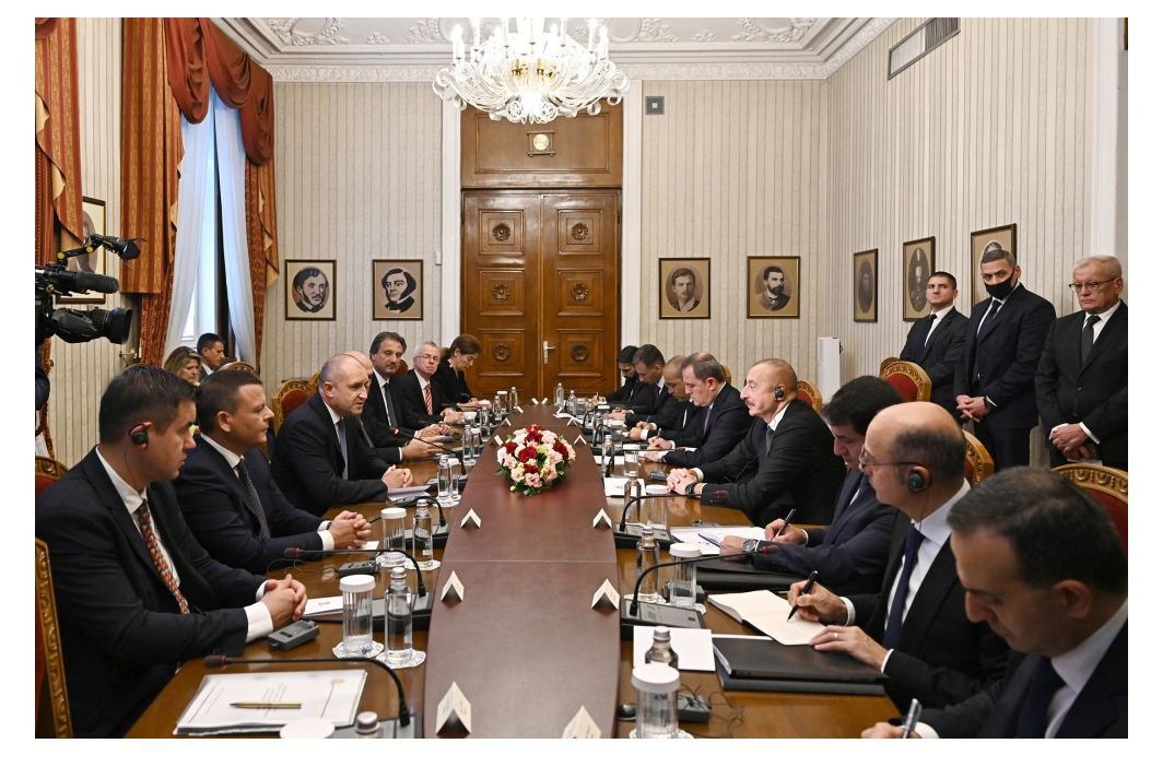 В Софии состоялась встреча Президента Ильхама Алиева с Президентом Руменом Радевым в расширенном составе