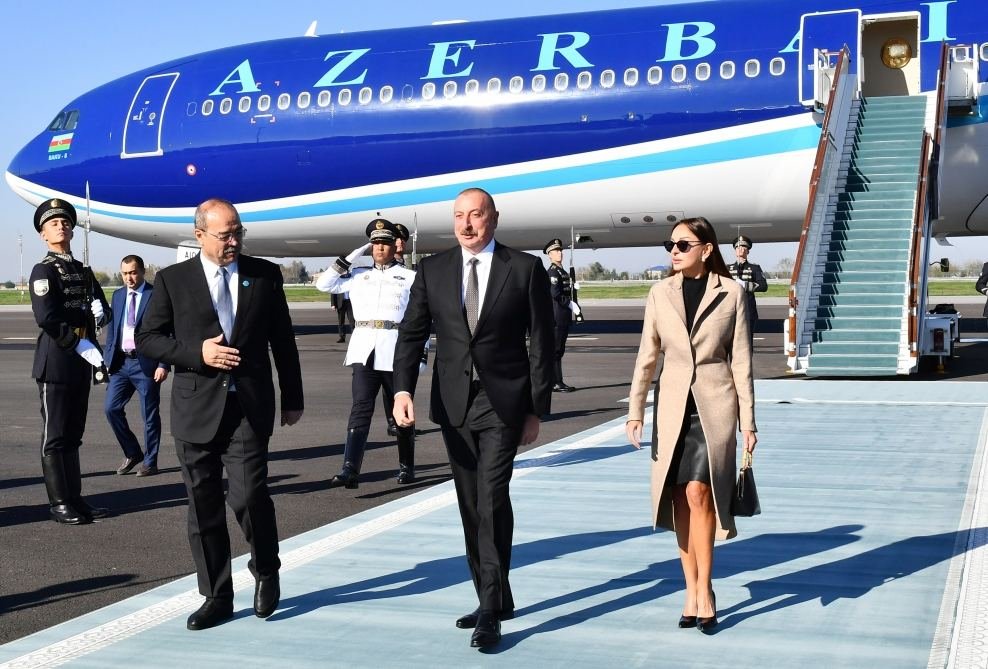 President Ilham Aliyev and First Lady Mehriban Aliyeva arrive in Uzbekistan on visit (PHOTO)