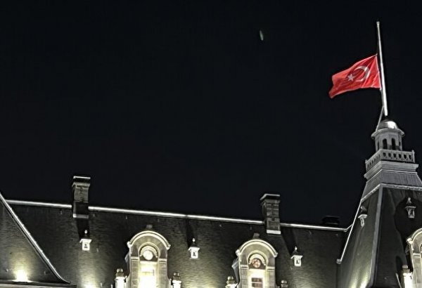 Hollanda'da belediye binasına Türk bayrağı asıldı: Kalbimiz İstanbul'da hayatını kaybedenlerle