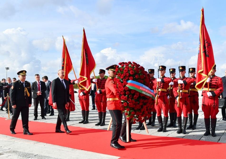 President Ilham Aliyev visits “Mother Albania” monument in Tirana (PHOTO)
