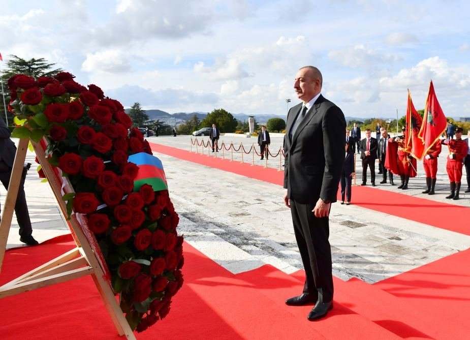 President Ilham Aliyev visits “Mother Albania” monument in Tirana (PHOTO)