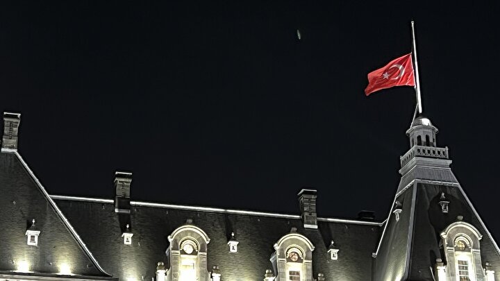 Hollanda'da belediye binasına Türk bayrağı asıldı: Kalbimiz İstanbul'da hayatını kaybedenlerle