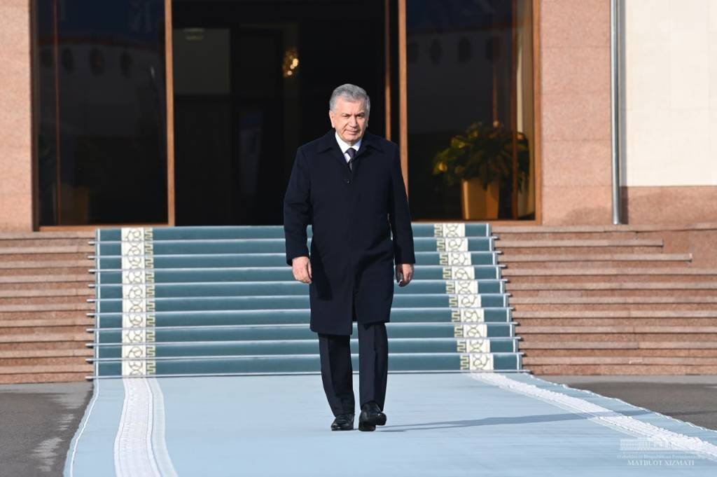 President of Uzbekistan departs for Paris