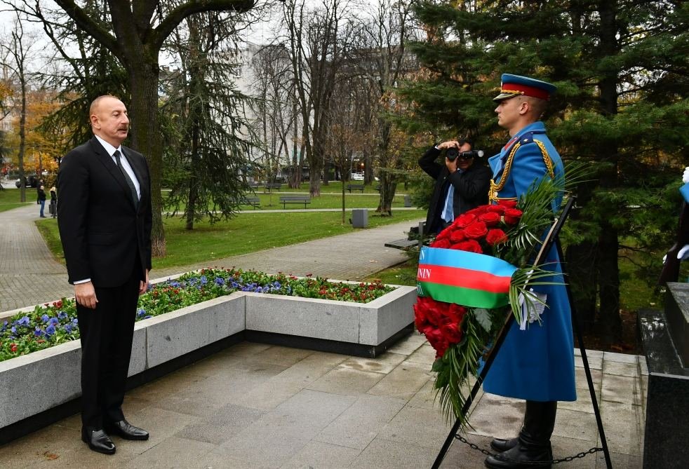President Ilham Aliyev visits monuments to national leader Heydar Aliyev, Milorad Pavic in Tasmajdan park in Belgrade