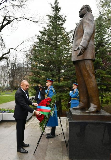 Президент Ильхам Алиев посетил памятники общенациональному лидеру Гейдару Алиеву и Милораду Павичу в парке Ташмайдан в Белграде