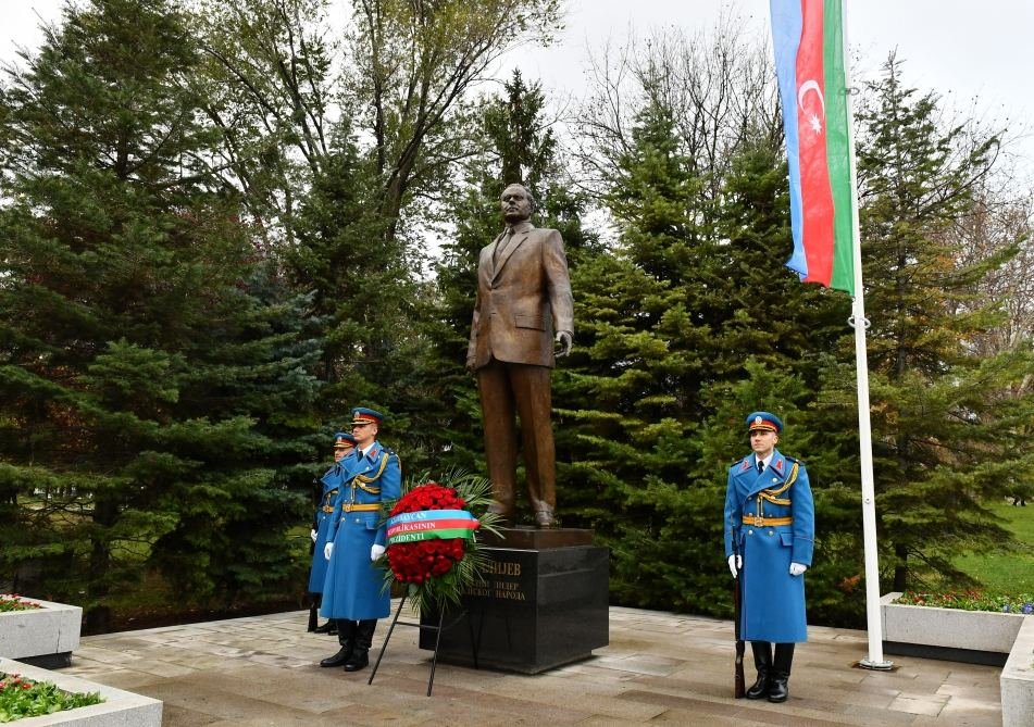 President Ilham Aliyev visits monuments to national leader Heydar Aliyev, Milorad Pavic in Tasmajdan park in Belgrade