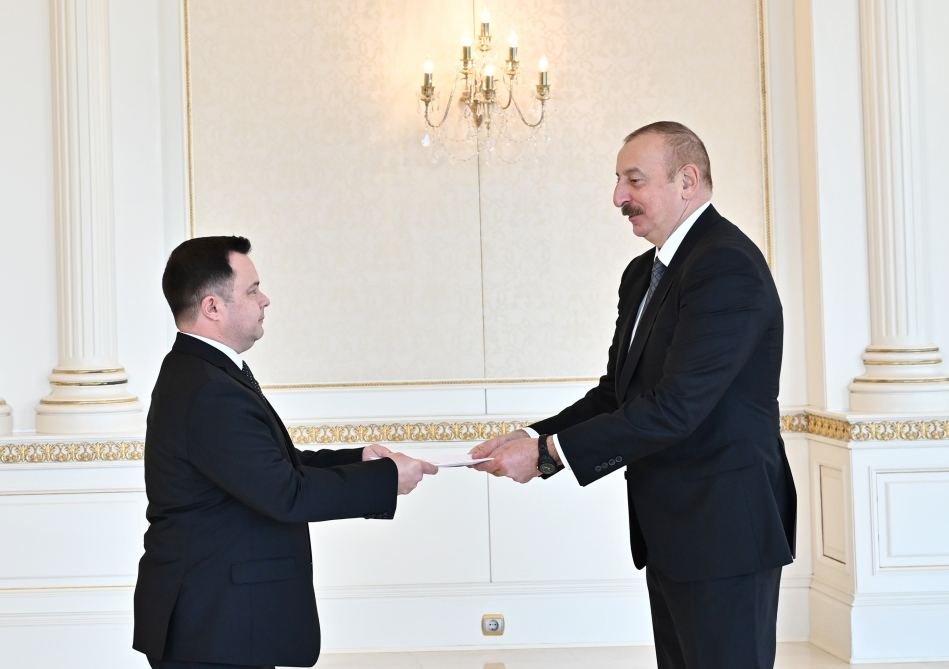 Президент Ильхам Алиев принял верительные грамоты нового посла Молдовы