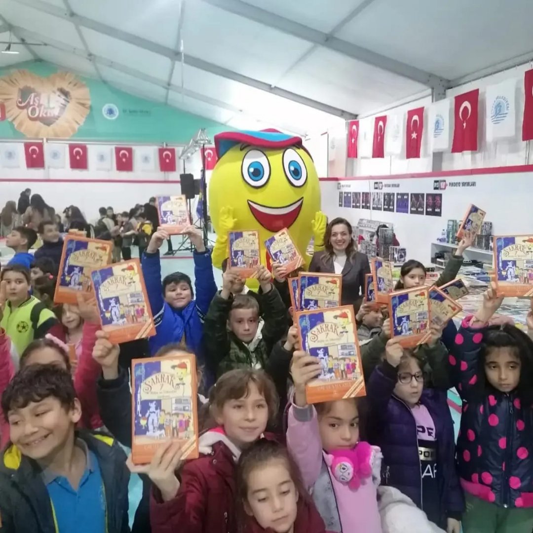 Герой Шакрак встретился с детьми на книжной ярмарке в Тузле