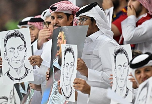 Katar'da Almanya Milli Takımı'na protesto: Mesut Özil'in posterlerini açtılar