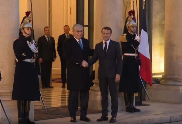 Главу государства встретил в Елисейском дворце Президент Франции
