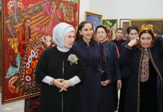 Первый вице-президент Мехрибан Алиева ознакомилась с выставками произведений изобразительного и декоративного искусства в городе Туркменбаши