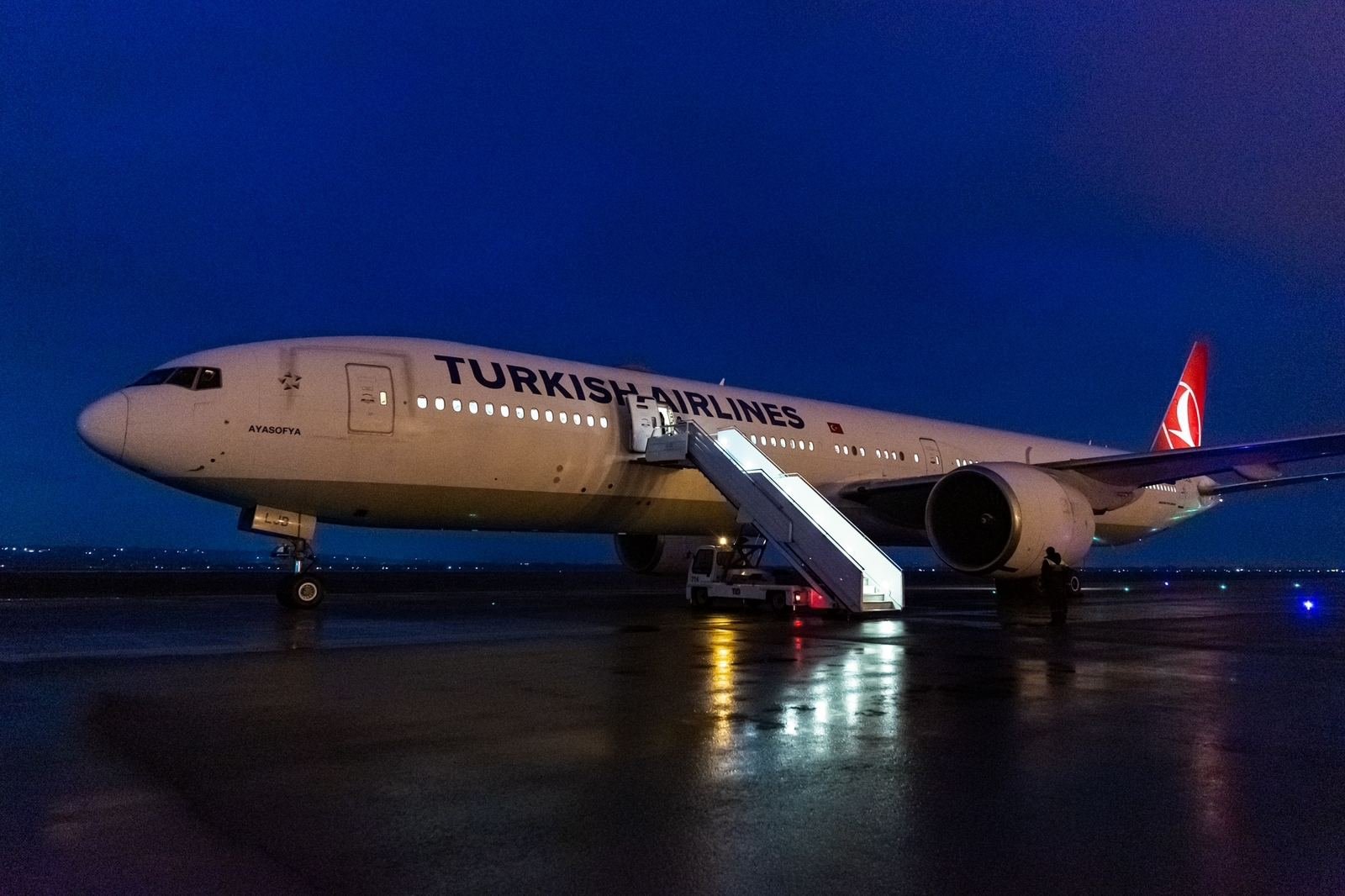 Самолет рейса по маршруту Стамбул-Токио совершил экстренную посадку в Баку