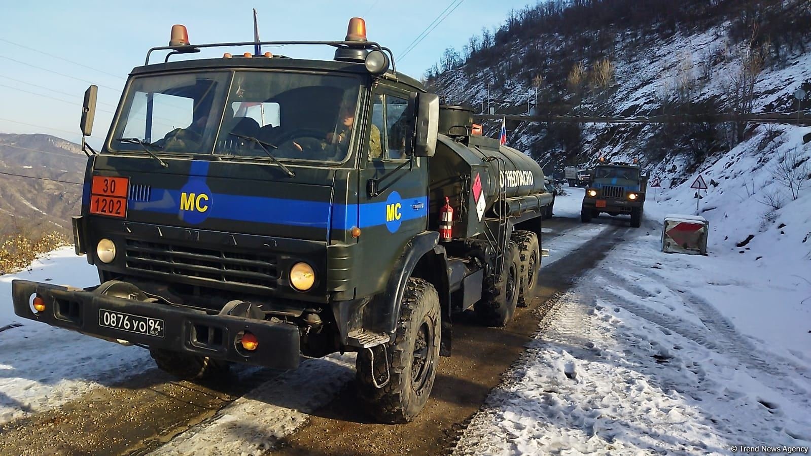 Russian peacekeepers' car drives freely along Azerbaijan's Lachin-Khankendi road