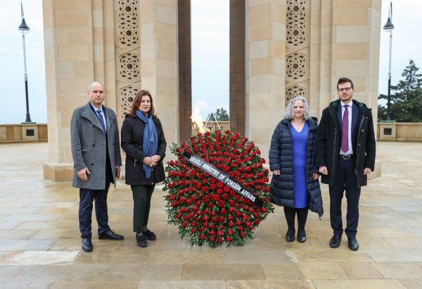 Israeli ambassador to Azerbaijan visits Ally of Martyrs in Baku (PHOTO)