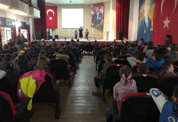 В начальной школе Sinop İstiqlal состоялась автограф-сессия автора первого турецкого книжного героя "Шакрак"