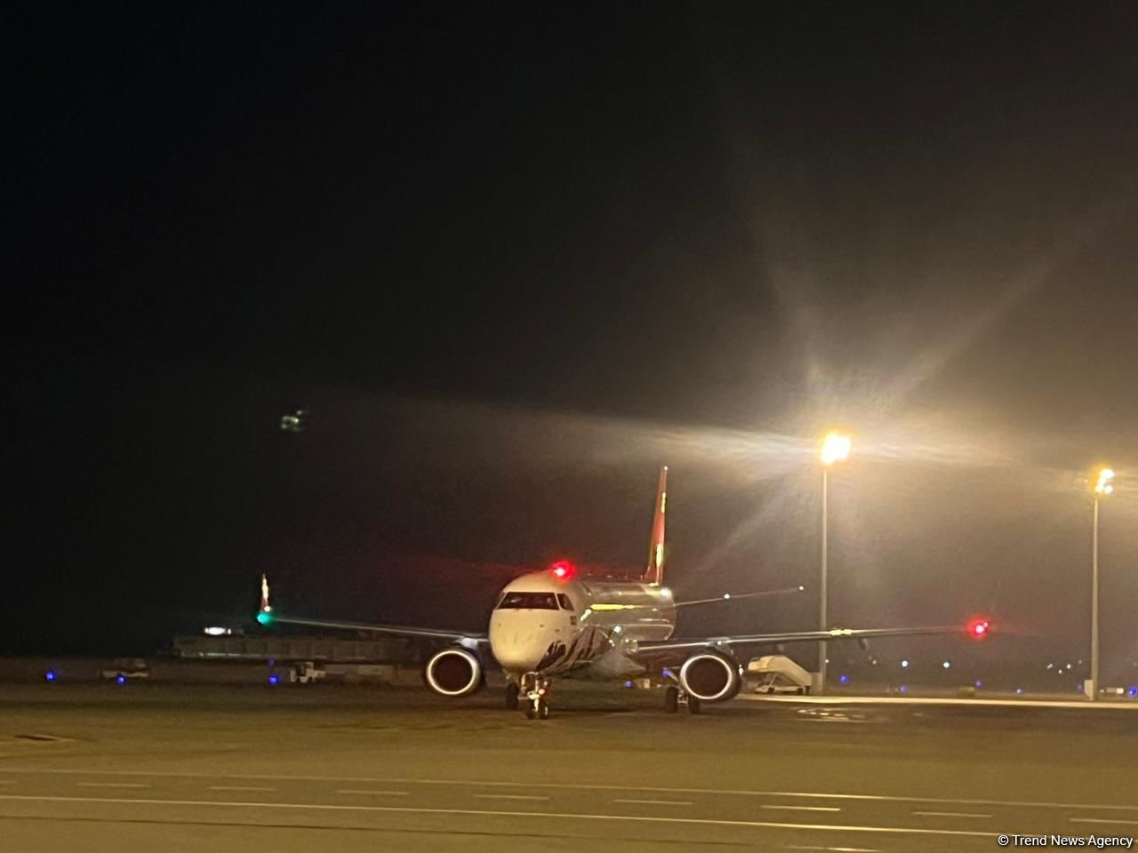 Самолет с эвакуированными сотрудниками посольства Азербайджана в Иране приземлился в Баку