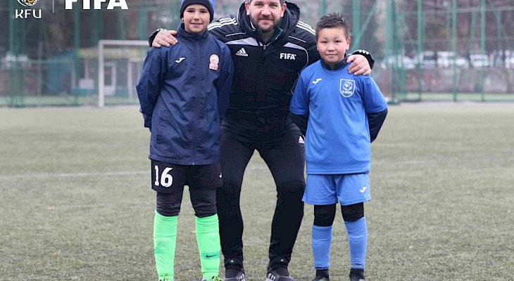 Тренер FIFA начал тренировать юных футболистов Кыргызстана