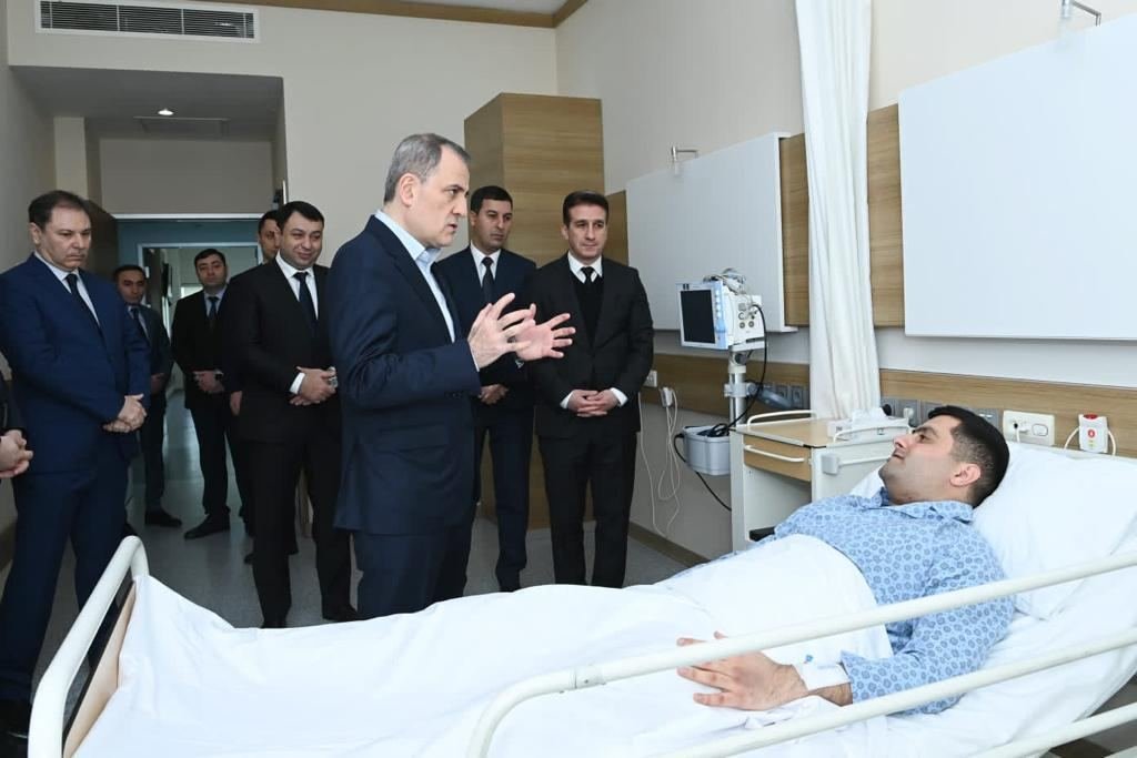 Джейхун Байрамов посетил раненых в результате нападения на посольство Азербайджана в Тегеране