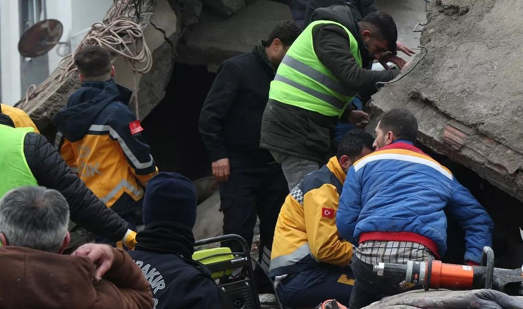 Число погибших в результате землетрясения в Турции достигло 1 498 человек