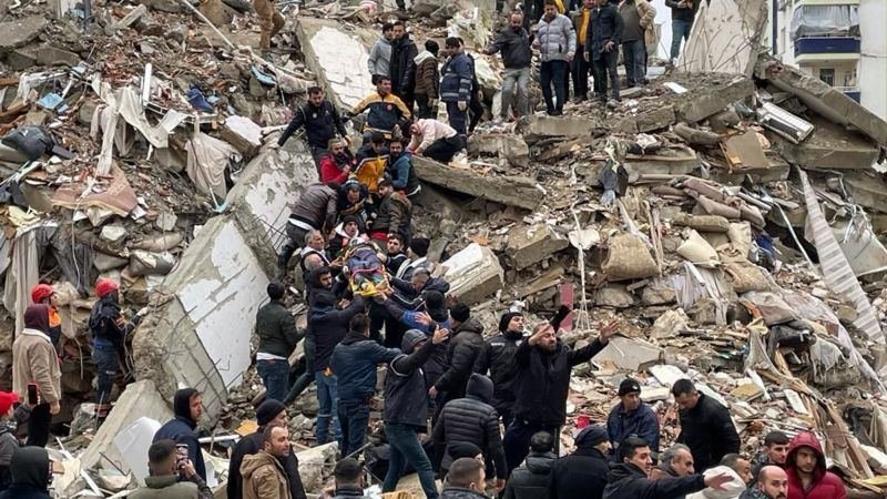 Число погибших в результате землетрясения в Турции достигло 20 665 человек